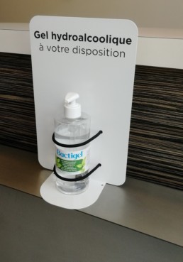 distributeurs de gel hydroalcoolique posé sur un comptoir pour se laver les mains